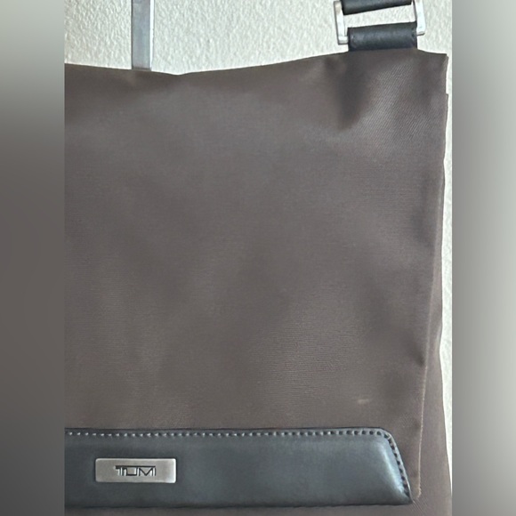 TUMI Gender Neutral Brown Nylon w/Leather Trim Messenger Crossbody Bag - Picture 3 of 11